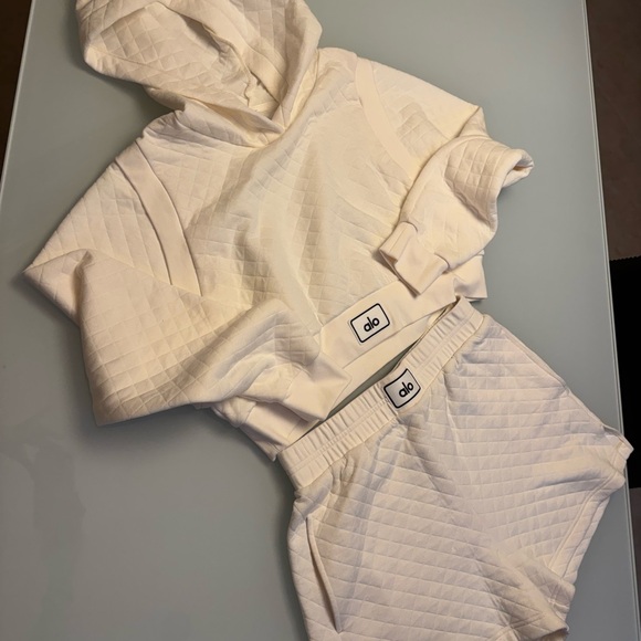 Alo Yoga Cream Quilted Hoodie and Shorts Set Size Medium - Picture 2 of 4
